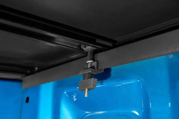 Lund 04-12 Chevy Colorado (5ft. Bed) Genesis Tri-Fold Tonneau Cover - Black thumbnail 3
